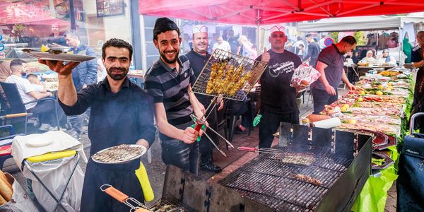 Foto lekkernijen en grill op braderij Borgerrio in Borgerhout